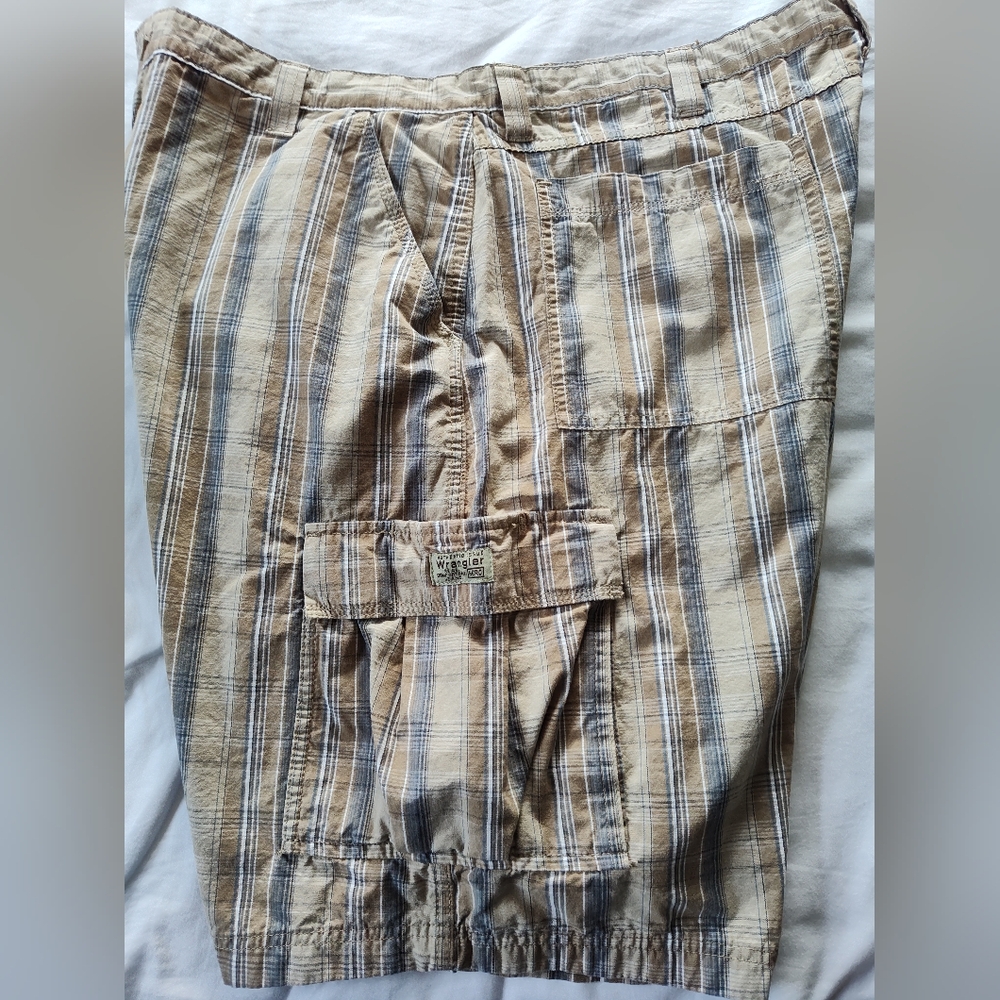 WRANGLER Men's Shorts. Waist Size 42. 10" Inseam. - Picture 3 of 7